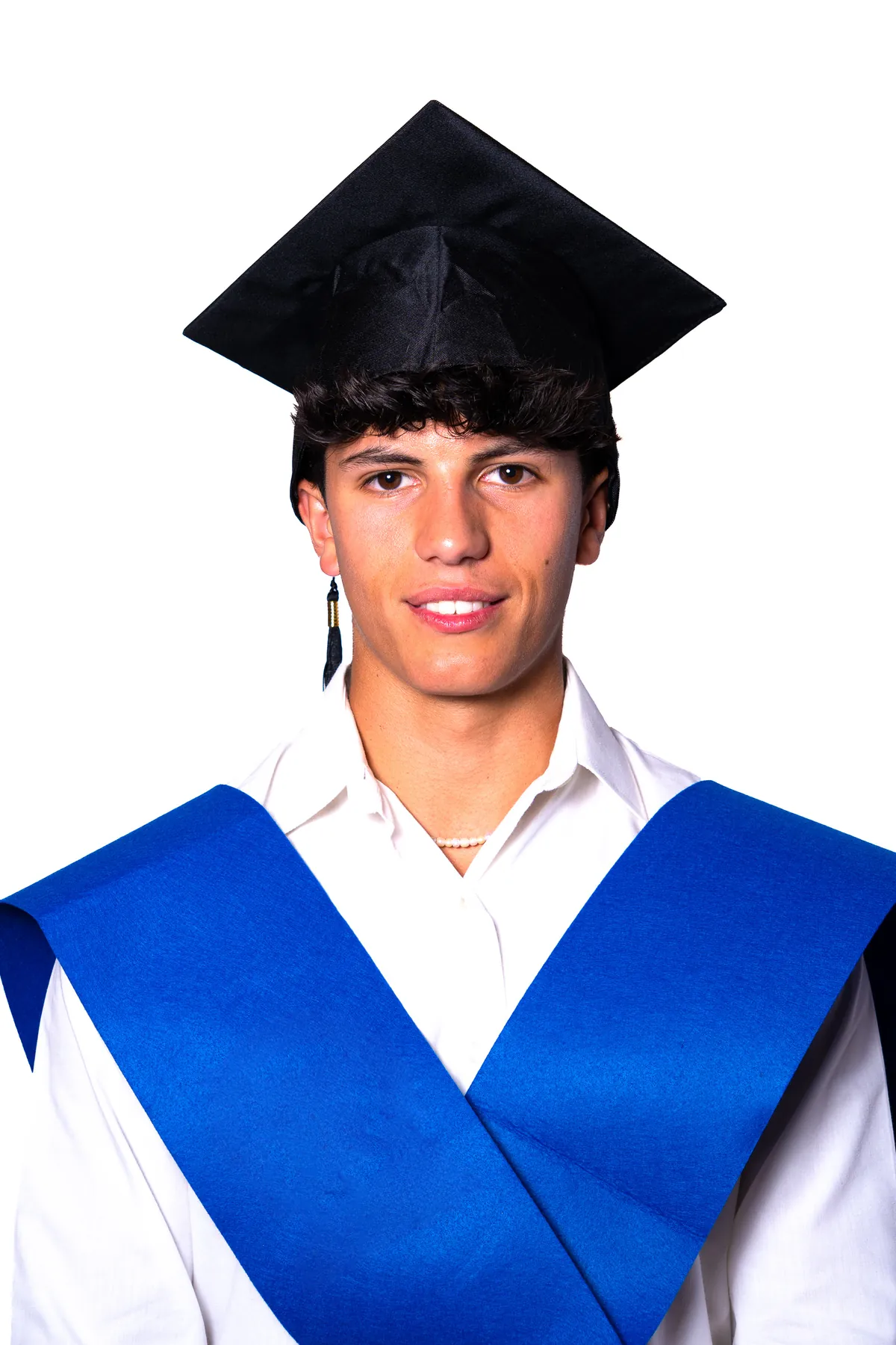 Retrato de un estudiante con birrete