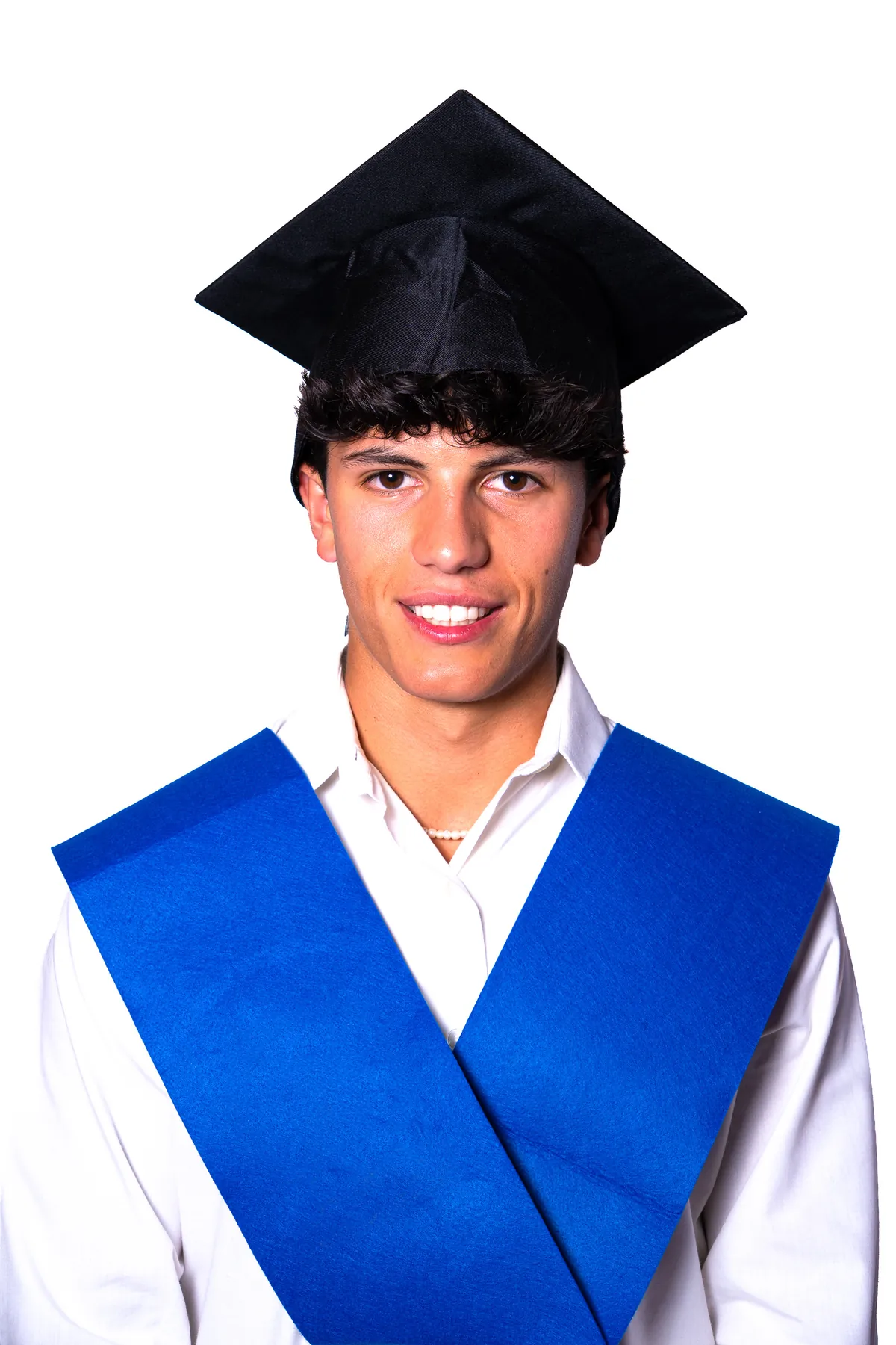 Estudiante sonriendo con birrete y beca de graduación