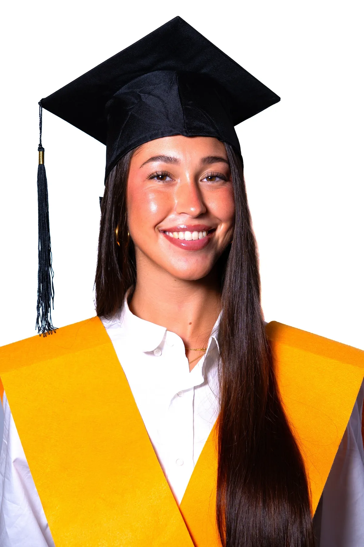 Retrato de una estudiante sonriendo con birrete