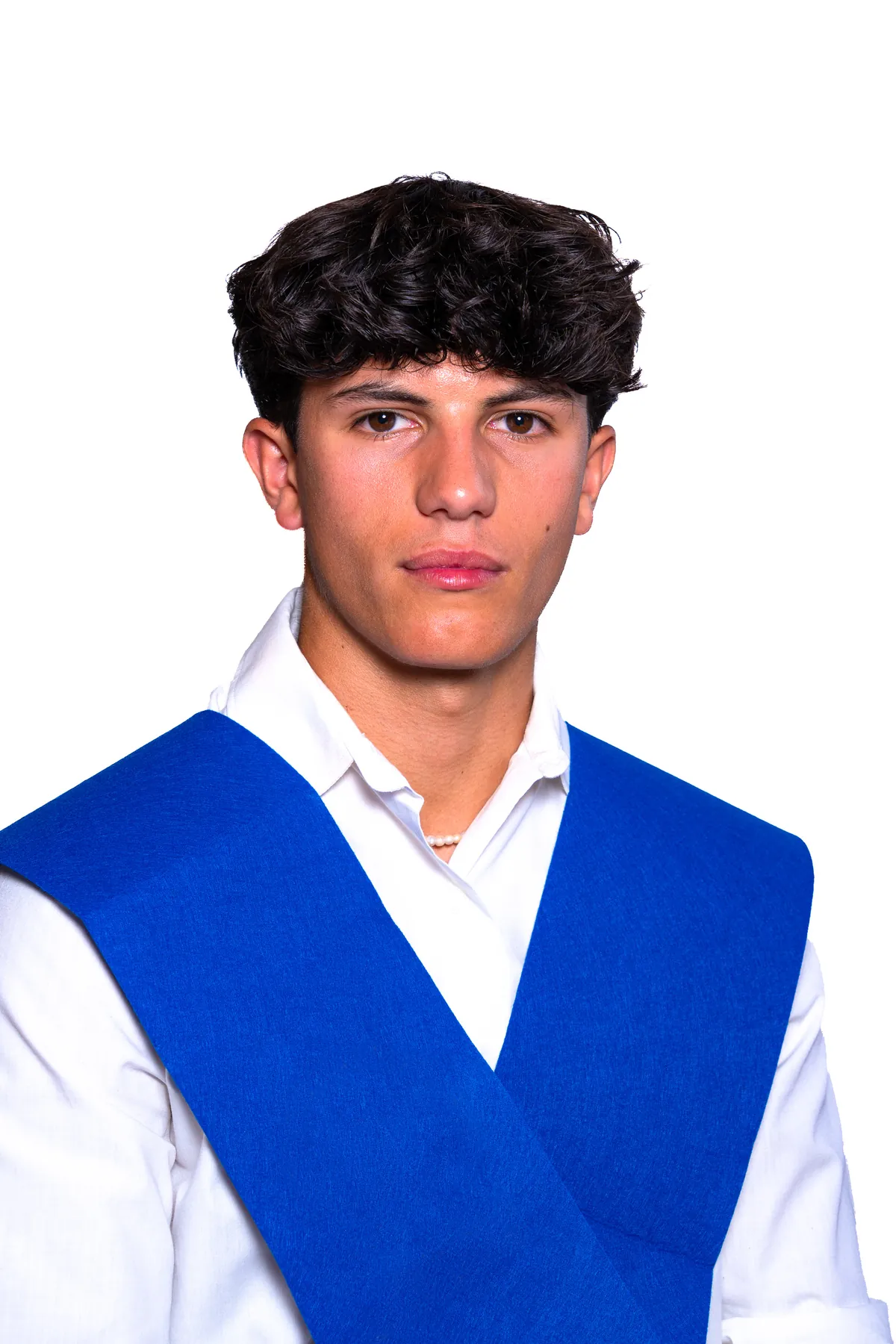 Retrato de un estudiante con beca azul